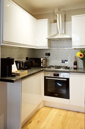Coffee/tea maker, fridge, microwave, oven - Avari - Luxury 2BR Apartment • Steps from Victoria (London)