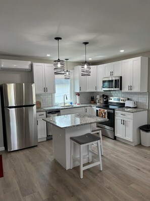 Kylskåp, mikrovågsugn, ugn och spishäll