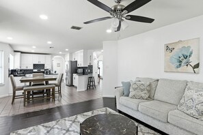 TV, fireplace - Spacious 4-Bedroom Gem in Pflugerville 24 min to downtown Austin (Pflugerville)