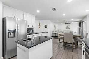 Fridge, microwave, oven, stovetop - Spacious 4-Bedroom Gem in Pflugerville 24 min to downtown Austin (Pflugerville)