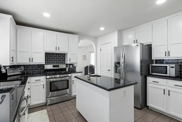 Fridge, microwave, oven, stovetop - Spacious 4-Bedroom Gem in Pflugerville 24 min to downtown Austin (Pflugerville)