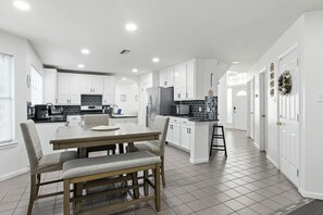 Dining - Spacious 4-Bedroom Gem in Pflugerville 24 min to downtown Austin (Pflugerville)