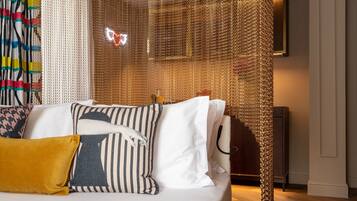 Una habitación con un conjunto de sofá, una cortina estampada y una pared con textura.