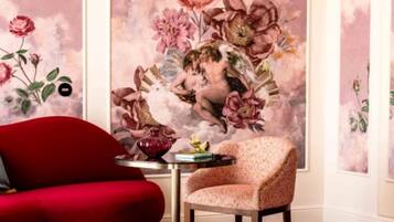 Romantic Studio Suite | Living area