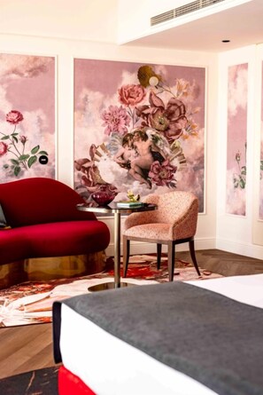 Suite Studio Romantique | Coin séjour | Télévision LCD de 40 pouces avec chaînes numériques, télévision