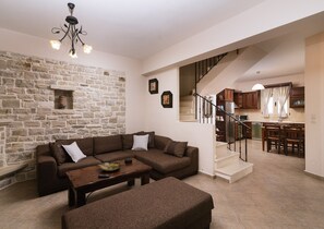 Smart TV, lareira, livros
