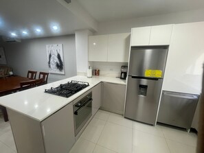 Frigorifero, microonde, forno, piano cottura