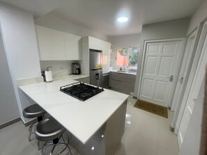 Frigorifero, microonde, forno, piano cottura