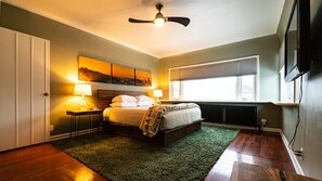 5 slaapkamers, een bureau, een strijkplank/strijkijzer, reisbedje