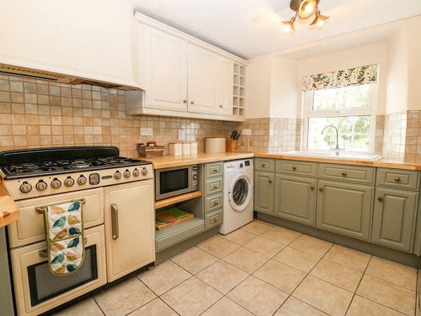 Fridge, dishwasher, toaster, cookware/dishes/utensils