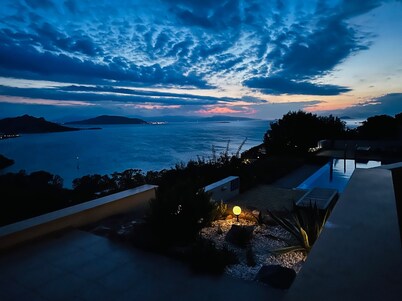 Minimalist, new condo with beautiful sea and mountain views