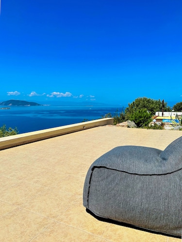 Minimalist, new condo with beautiful sea and mountain views