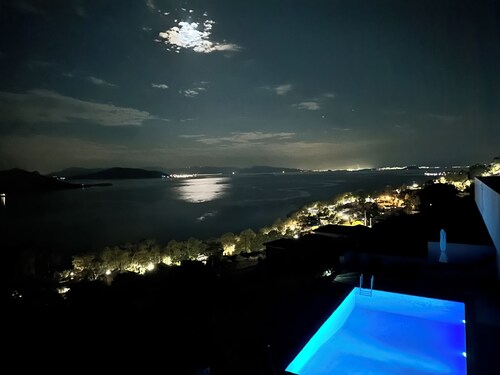 Minimalist, new condo with beautiful sea and mountain views