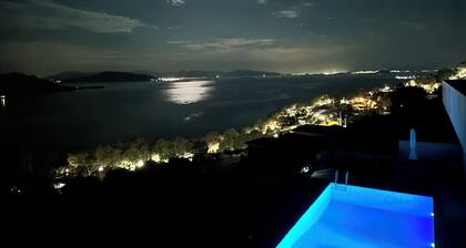 Minimalist, new condo with beautiful sea and mountain views