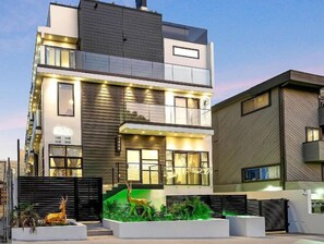 Exterior - Brand New HUGE 3 Bed 4 Bath West Hollywood Adjacent Town House With A Roof Deck (Los Angeles)