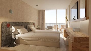 Moderni hotellihuone, jossa on suuri sänky, työpöytä ja parveke, jossa on tuoleja.