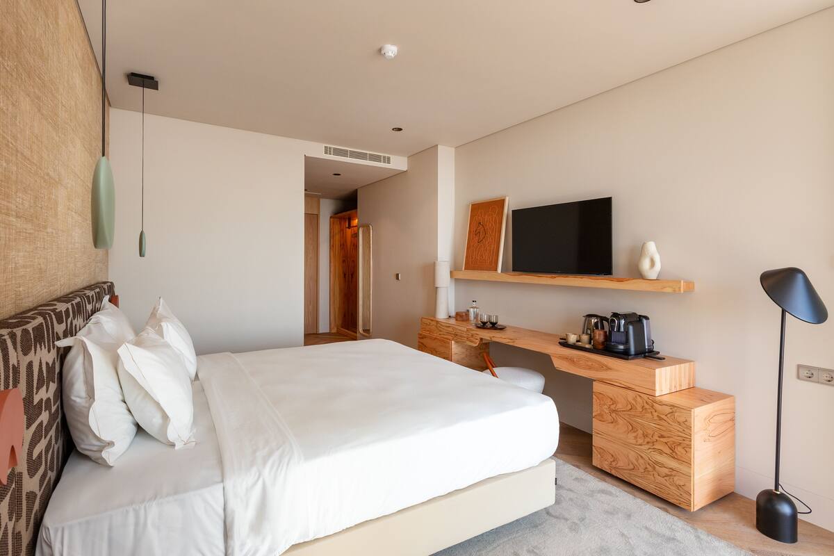 Een minibar, een kluis op de kamer, een bureau, geluiddichte muren