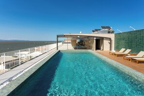 Bar en bord de piscine