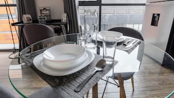 Apartamento conforto, vista para a cidade | Sala de jantar