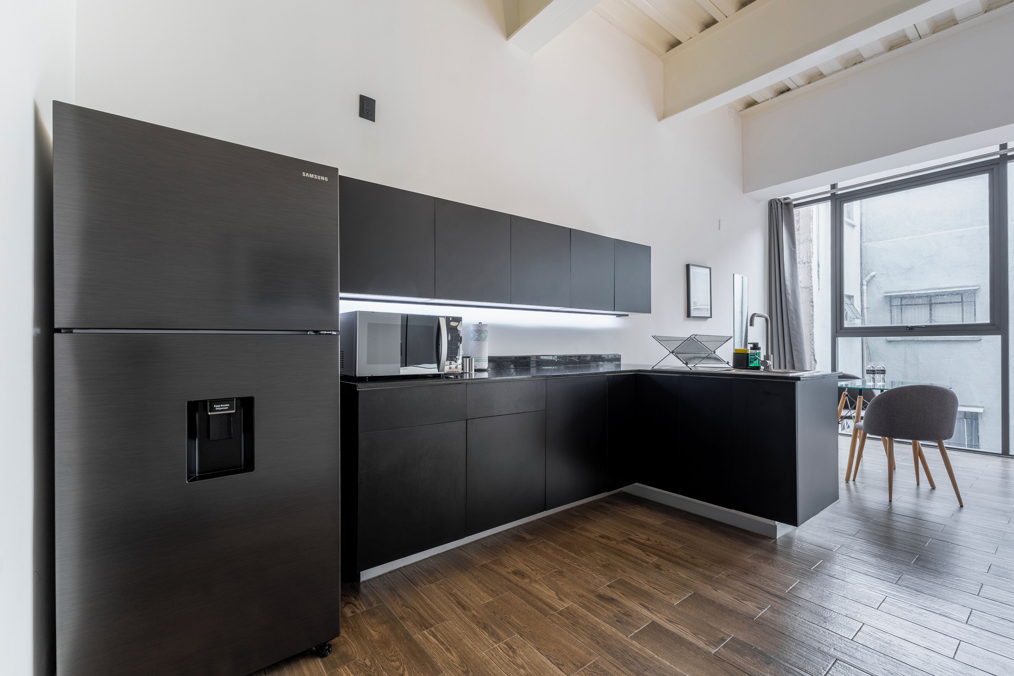 Departamento Deluxe | Cocina privada | Refrigerador con congelador, microondas y parrilla de estufa 