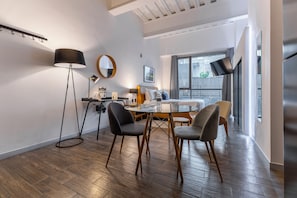 Signature Apartment, City View | Dining room