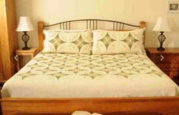 Simple, functional room with a single bed and two nightstands.