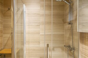 Deluxe Apartment | Bathroom | Combined shower/tub, hair dryer, towels