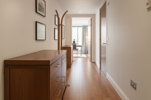 Leilighet – deluxe | Oppholdsområde | En 38-tommers Flatskjerm-TV med Parabol-TV