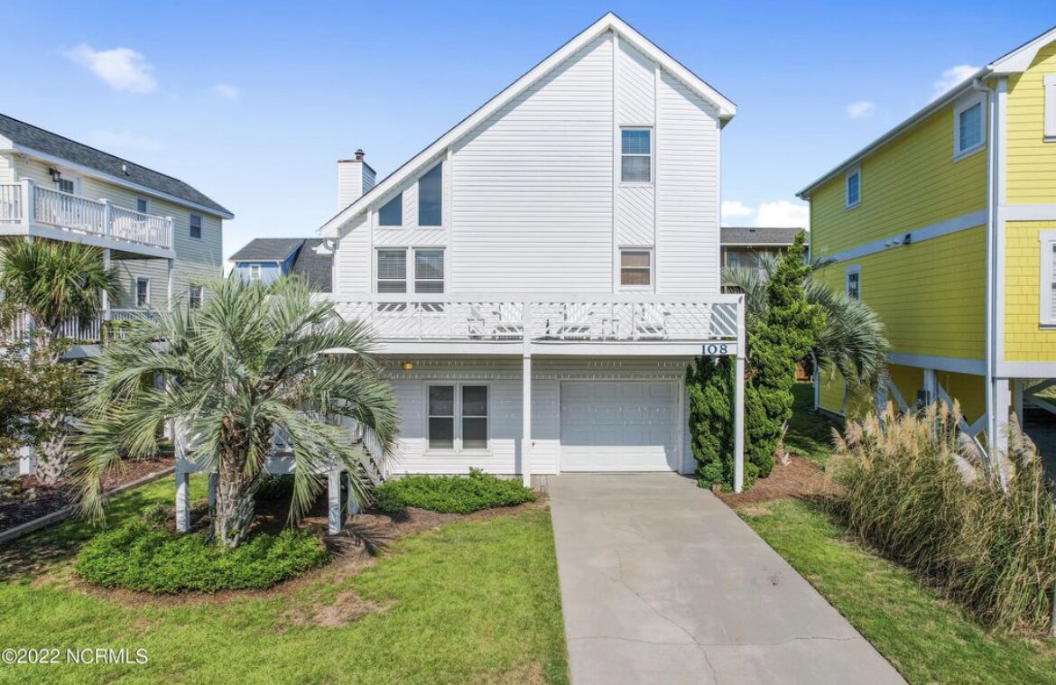 Lil Sunshine is 2nd row house and short walk to beach access on Holden Beach