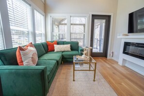 Televisión de pantalla plana y chimenea 