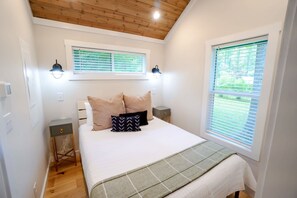 2 bedrooms, WiFi, bed sheets - Chestnut Cabin by Creekside Hideaway (Gatlinburg)