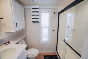 Regadera, secadora de cabello, toallas 