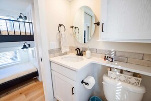 Ducha, secador de pelo y toallas