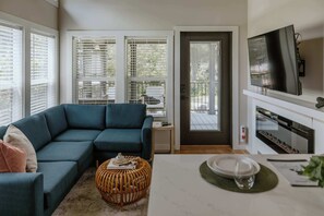 TV, fireplace - Ivy Cabin at Creekside Hideaway (Gatlinburg)