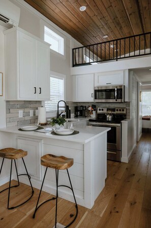 Refrigerador, microondas, horno, placa de cocina