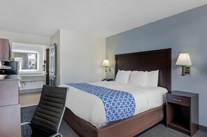 Quarto, 1 cama King, acessível, para não fumantes | Escrivaninha, cortinas blackout, ferros/tábuas de passar roupa