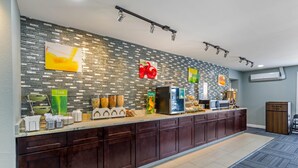 Un área de cocina moderna con un mostrador que exhibe productos frescos y un microondas.