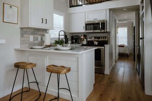 Fridge, microwave, oven, stovetop - Maple Cabin by Creekside Hideaway (Gatlinburg)