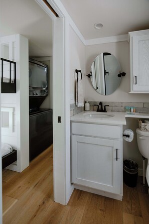 Dusj, hårføner og håndklær