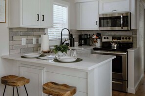 Een koelkast, een magnetron, een oven, een kookplaat