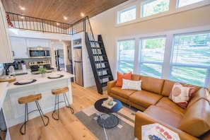 Interior - Oak Cabin by Creekside Hideaway (Gatlinburg)