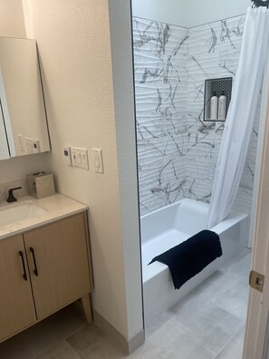 Shower, hair dryer, towels, soap - Welcomes you! (Arvada)