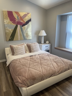 3 bedrooms, in-room safe, iron/ironing board, travel cot