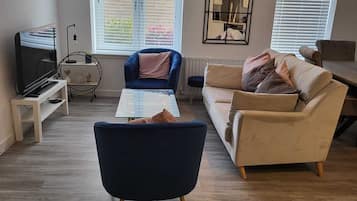 Apartment, 2 Queen Beds | Living area