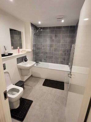 Apartment, 2 Queen Beds | Bathroom