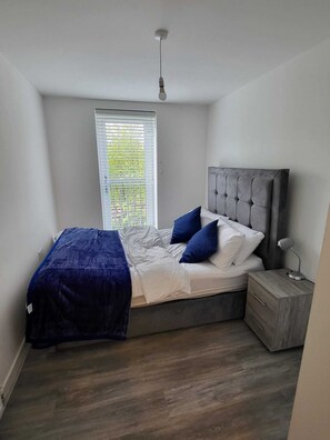 Apartment, 2 Queen-Betten | 2 Schlafzimmer, Bügeleisen/Bügelbrett, kostenloses WLAN, Bettwäsche