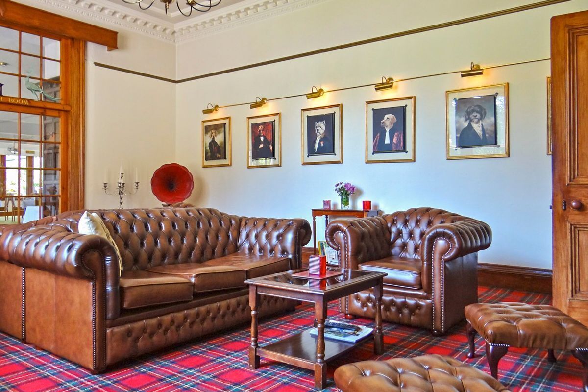 Smart TV, fireplace, DVD player, table tennis