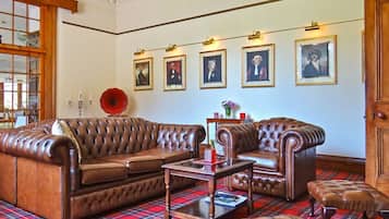 Smart TV, fireplace, DVD player, table tennis