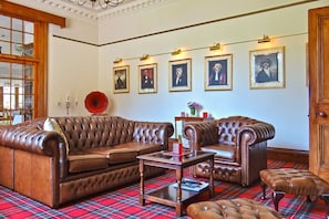 Smart TV, fireplace, DVD player, table tennis