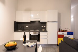 Fridge, microwave, oven, stovetop - Guelfa 14 - Two Bedroom Apartment, Sleeps 4 (Firenze)